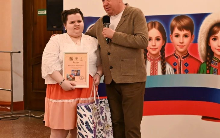 Картины из алмазной мозаики и живопись украсили стены областного Дворца культуры им. Винокура