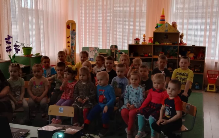 Отдел кино районного дома народного творчества провел беседы на темы дружбы и добра в детских садах Отдел кино районного дома народного творчества провел беседы на темы дружбы и добра в детских садах